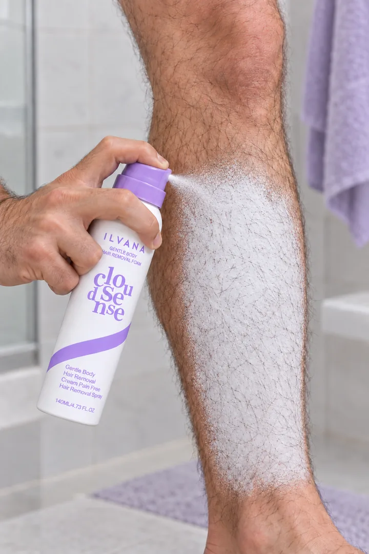Applying an even layer of foam over body hair