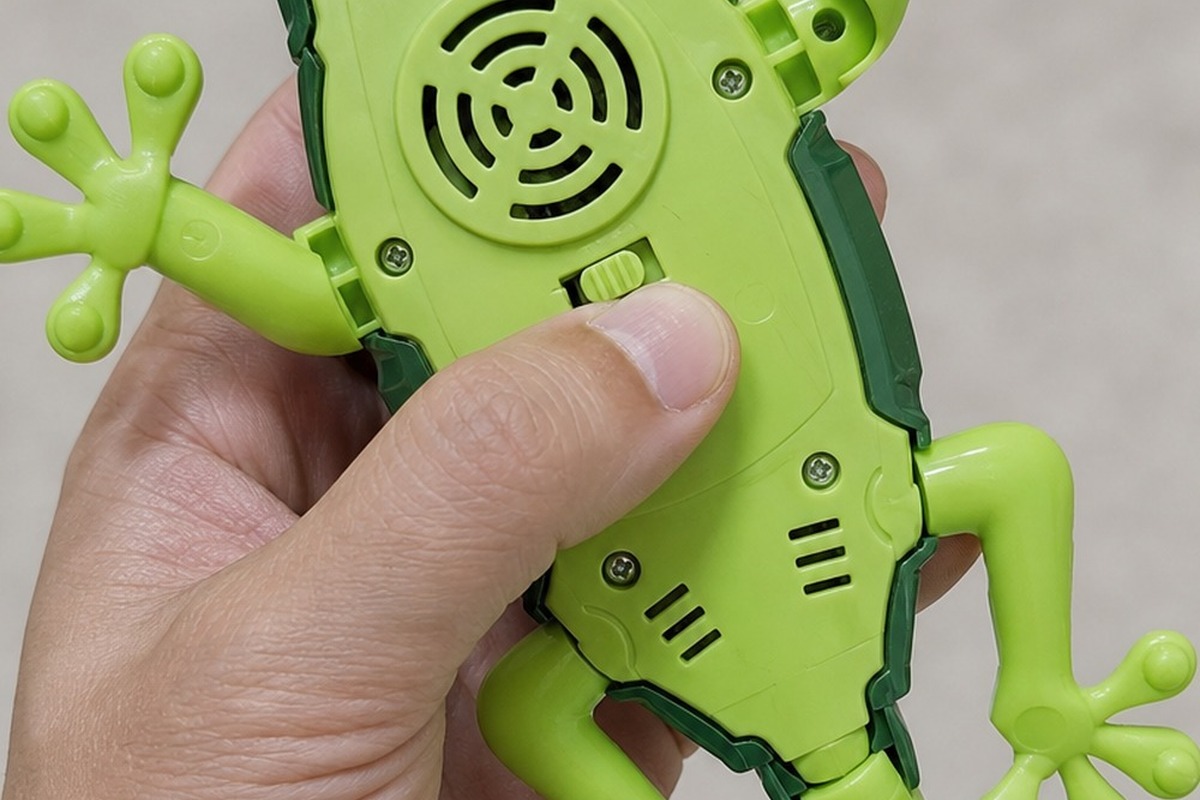 The underside of the gecko showing the fan housing and the mode switch